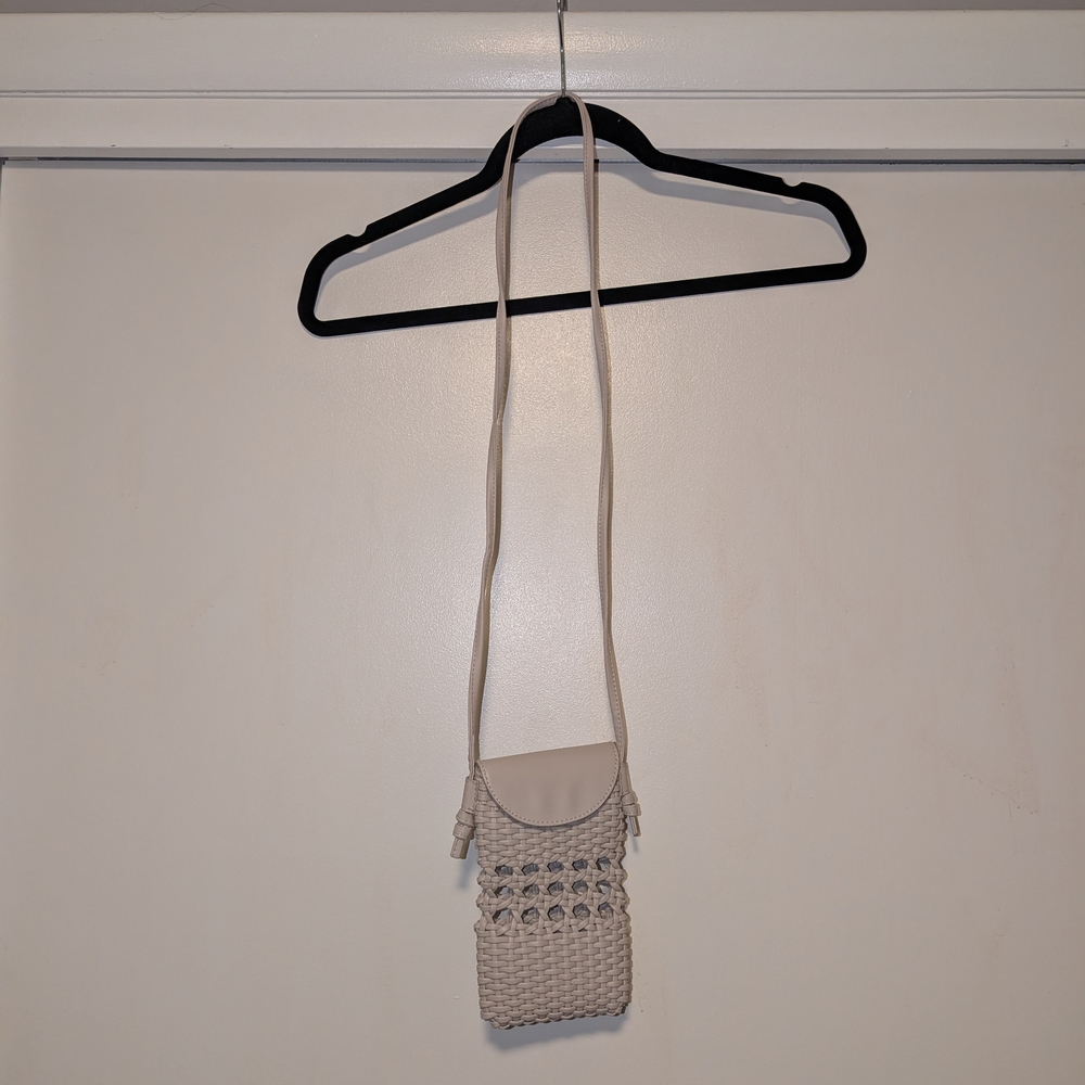 4/$16 ❇️ H&M Small Woven Phone Bag